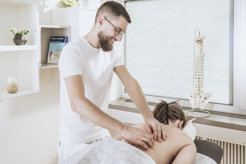 Florian Westerkamp von Move Physio Lustenau bei einer Massage die individuell auf den Patienten abgestimmt ist.